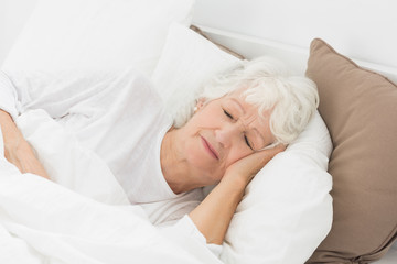Obraz na płótnie Canvas Stara kobieta śpi