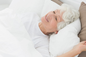 Obraz na płótnie Canvas Uśmiechnięty stary kobieta śpi