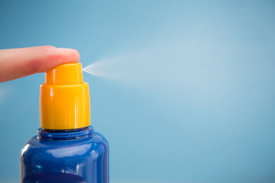 Finger spraying sun tan lotion