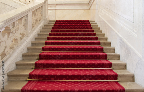Prachtvolle rote Treppe mit rotem Teppich\ Prachtvolle rote Treppe mit rotem Teppich\