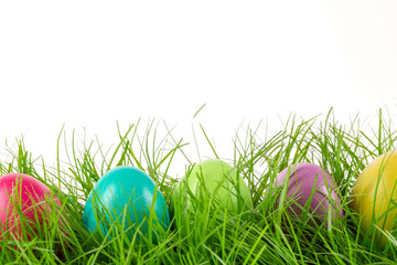 Ostereier im Gras versteckt