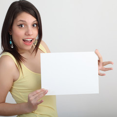 Giovane ragazza con cartello bianco