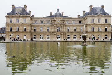 Fototapeta na wymiar Pałac Luksemburski w Paryżu