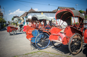 Fototapeta na wymiar Trishaws w ulicy Surakarta, Indonezja