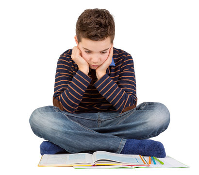 Junge / Schüler liest konzentriert ein Buch