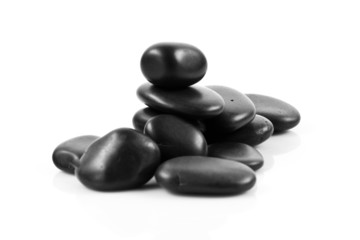 Fototapeta na wymiar Czarne kamienie do masażu ułożone, odizolowane.