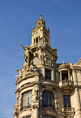 Fototapeta na wymiar budynku przy głównym placu w Porto, Portugalia