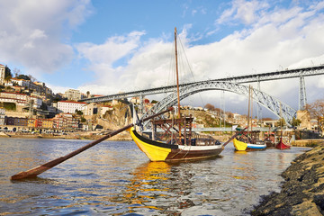 Fototapeta na wymiar Tradycyjne Łodzie na rzece Douro