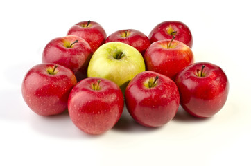 Fototapeta na wymiar Kilka apetycznych jabłek wyizolowanych nad białym