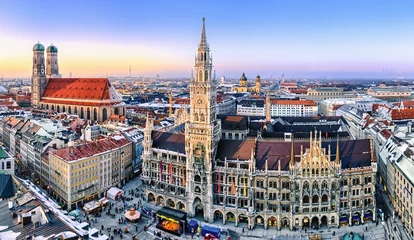 Deurstickers Europese plekken Panorama München stadscentrum in het avondlicht