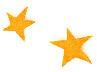 Fototapeta na wymiar Dekoracyjne gwiazdki z suchej skórki pomarańczy na białym