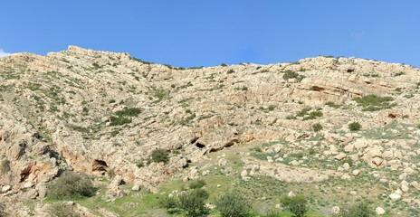 Fototapeta na wymiar Tekstury skał osadowych warstwowej pod błękitne niebo