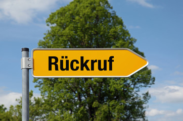 Fototapeta premium Gelber Pfeil mit Baum RÜCKRUF