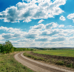 Fototapeta na wymiar kręte drogi wiejskiej w pochmurny horyzont