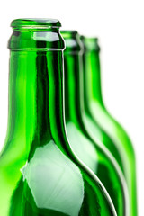 Viele stehende grüne Flaschen hintereinander