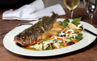 Zander mit Frühlingsallerlei, Ziegenfrischkäsecreme, Kartoffeln