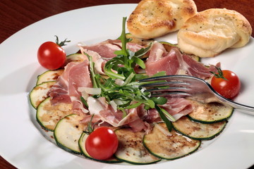 Zucchini-Carpaccio mit Parmaschinken