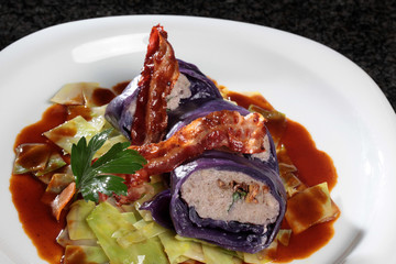 Kohlroulade (Rotkohl) gefüllt mit Wildhack