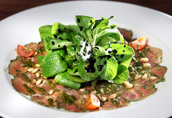 Capaccio vom Rind mit Pesto, Pinienkernen und Salatbouquet