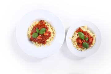 Spagetti in Teller angerichtet groß und klein