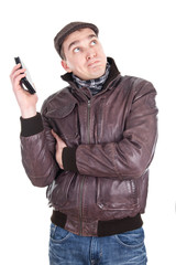 Mann langweilt sich während eines Telefonats