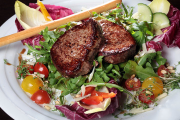 Filetsteaks vom Rind mit Rucolasalat