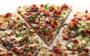 flammkuchen mit roten zwiebeln und schinkenspeck