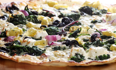 Flammkuchen mit Blattspinat, Feta, Oliven, Peperoni