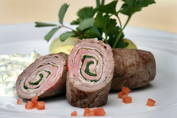 Kalbsröllchen mit grüner Füllung und grüner Soße