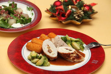 putenschnitzel mit rosenkohl und melonen-feldsalat