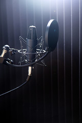 Gesangskabine mit Mikrofon im Tonstudio Nahaufnahme