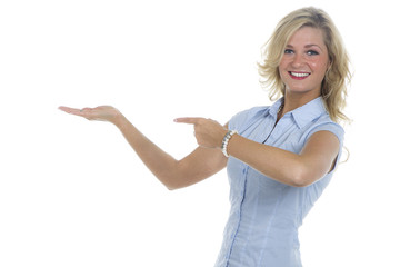 Blonde Frau präsentiert auf der Hand und zeigt mit dem Finger d