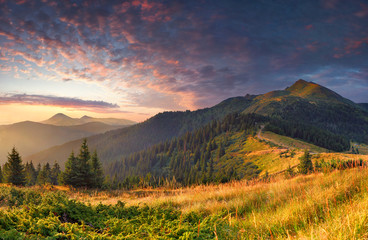 Fototapeta na wymiar Kolorowa jesień krajobraz w górach. Wschód słońca