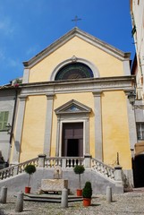 Fototapeta na wymiar ¯ółty fasada kościoła San Remo, Liguria, Włochy