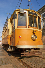 Fototapeta na wymiar Przód tradycyjnego starego tramwaju elektrycznego