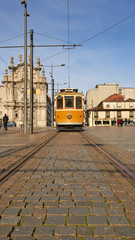 Fototapeta na wymiar Tramwaj w zabytkowego centrum, Portugalia