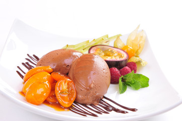 Schokoladeneis mit Früchten und karamellisierten Tomaten