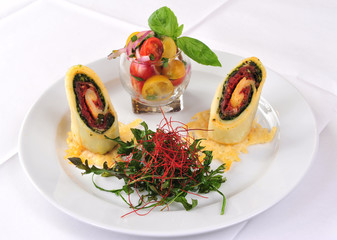 Mozzarella-Röllchen auf Rucola-Kirschtomaten-Salat