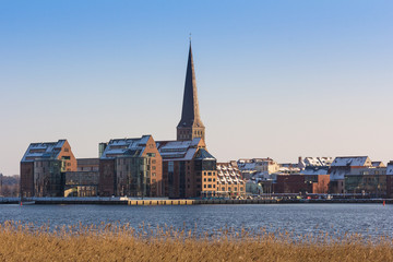 Obraz premium Blick über die Warnow auf Rostock.