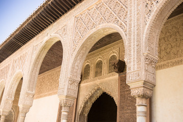 Fototapeta na wymiar Dziedziniec Pałacu Nazaríes w Alhambra w Granadzie, Sp