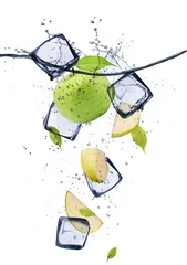 Foto auf Acrylglas Im Eis Grüne Apfelscheiben mit Eiswürfeln, isoliert auf weißem Hintergrund