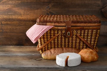 Fototapete Picknick Picknickkorb mit Brot und Käse auf Holz