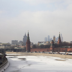 Obraz premium Moscow, view of Moskva River, Bridge Kremlin in winter time
