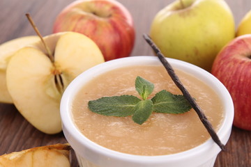 apple sauce and ingredients