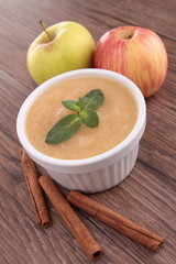apple sauce and ingredients