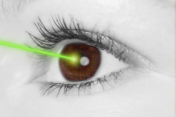 Naklejka premium Auge mit Laserstrahl