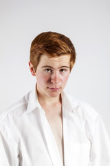 Obraz premium young man buttons his white shirt