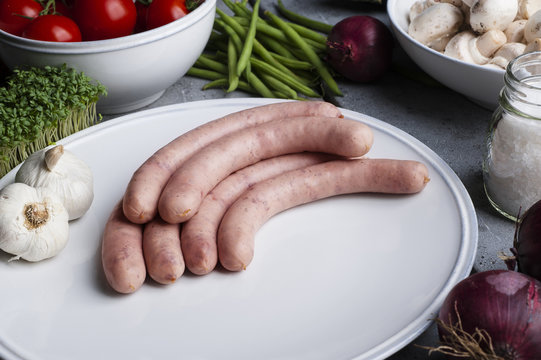 Rohe Wildbratwurst in der K&uuml;che