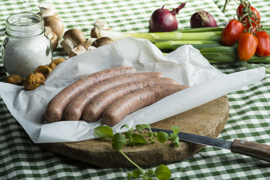 Rohe grobe Bratwurst rustikal angerichtet