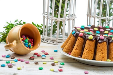 Obraz na płótnie Canvas Decorating tradycyjne ciasto wielkanocne z cukierków
